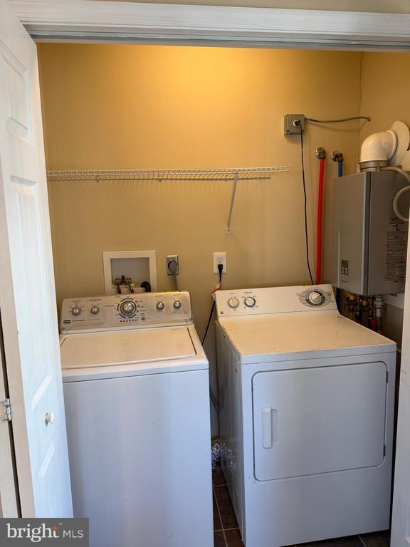 Building Photo - 15 W Floral Ave