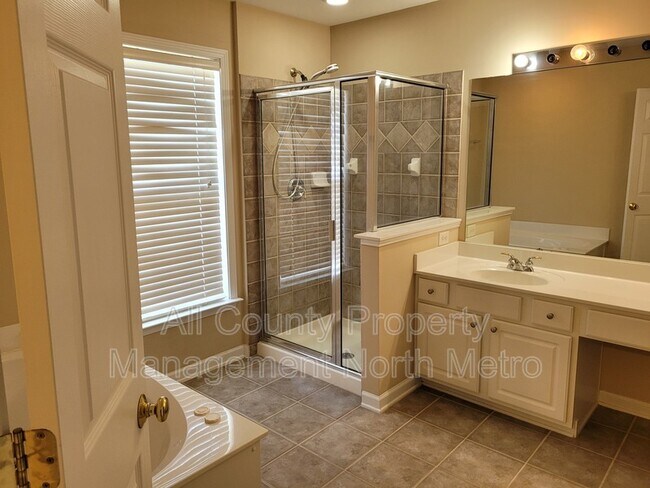 Building Photo - 5005 Foxfield Trace SE