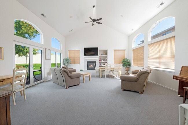 Building Photo - Relaxing townhome in Monument Villas