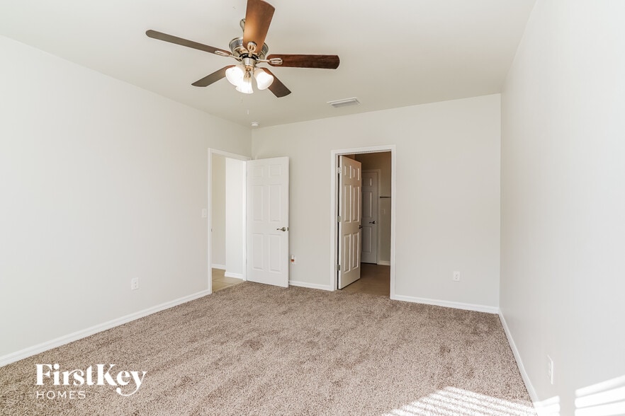 Building Photo - 2711 SW 9th Ave