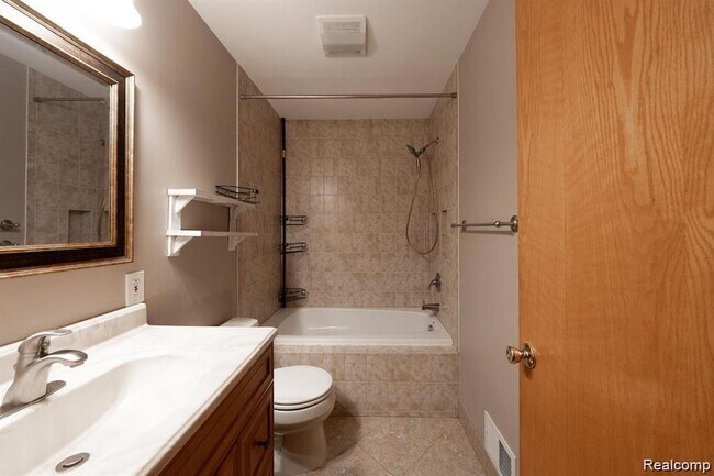 Building Photo - 41415 Harvard Dr