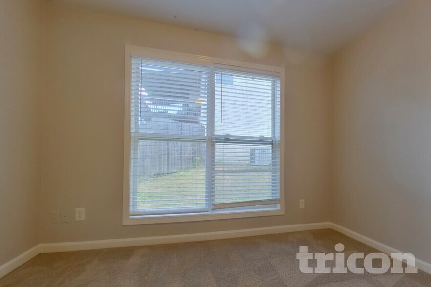 Building Photo - 104 Logan Creek Ct