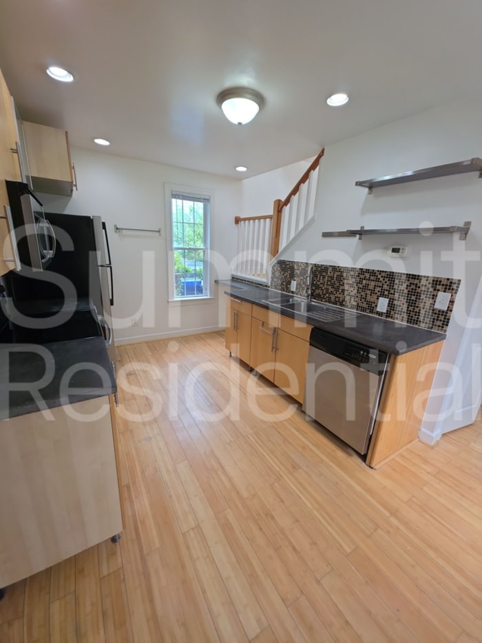 Building Photo - 910 Oakwood Ave