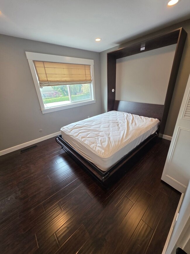 Building Photo - 2 Story 2bd/1.5ba  Townhouse near Commute ...