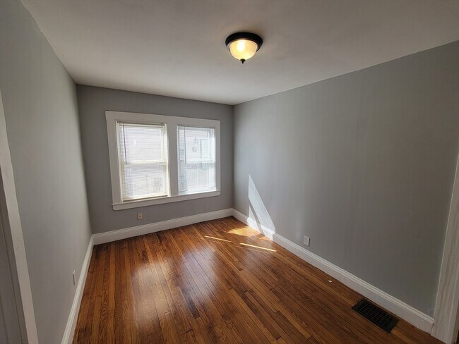 Building Photo - 994 River St