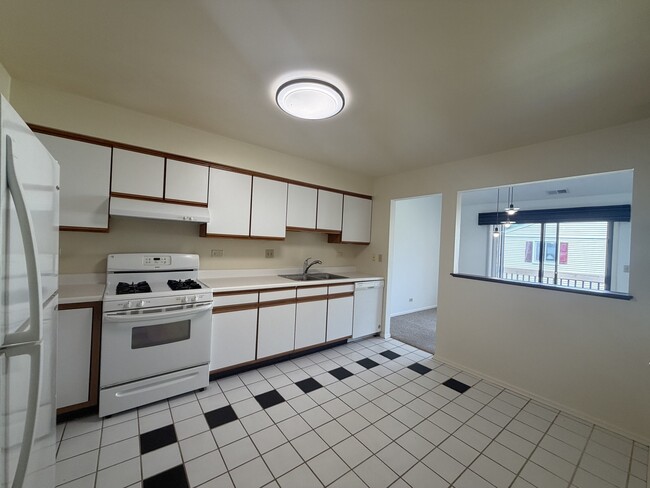Building Photo - 995 Pine Tree Circle North