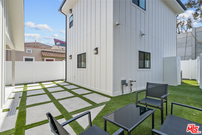 Building Photo - 847 Huntley Dr
