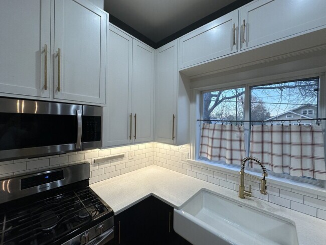 Building Photo - "Charming 3-Bed Oasis with Granite Touches & Cozy Fireplace in Nampa!"