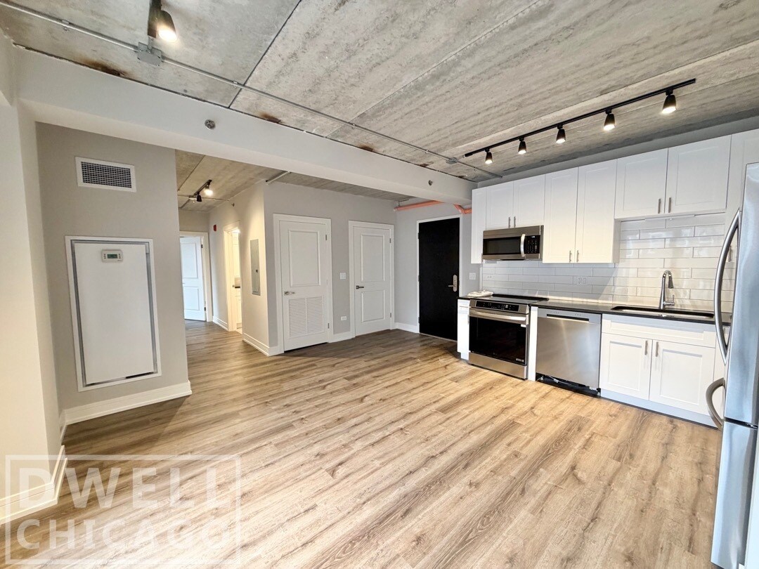 Building Photo - 938 W Carmen Ave