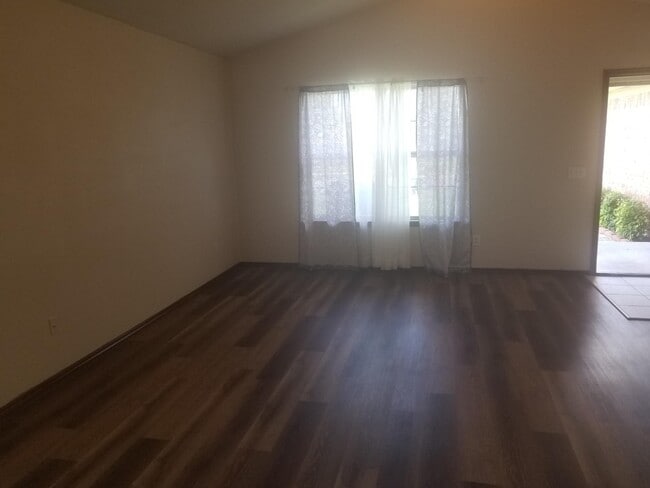 Building Photo - Beautiful 3 bedroom home near SW 104th and...