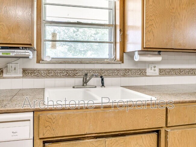 Building Photo - 3121 Lakeside Dr