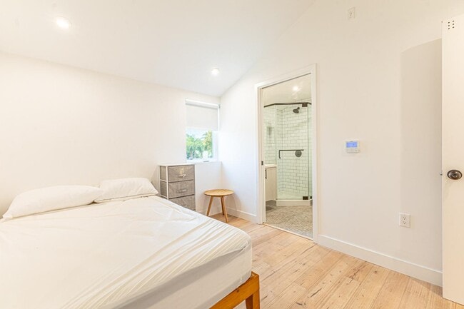 Building Photo - 5055 Lincoln Ave