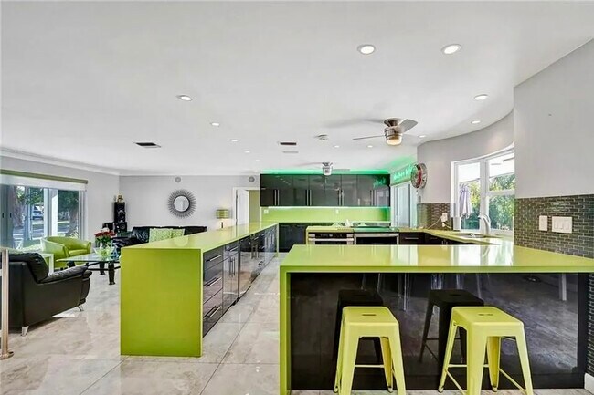 Building Photo - 2830 NE 55th St