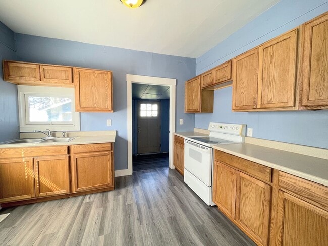 Building Photo - 2 bedroom home with garage