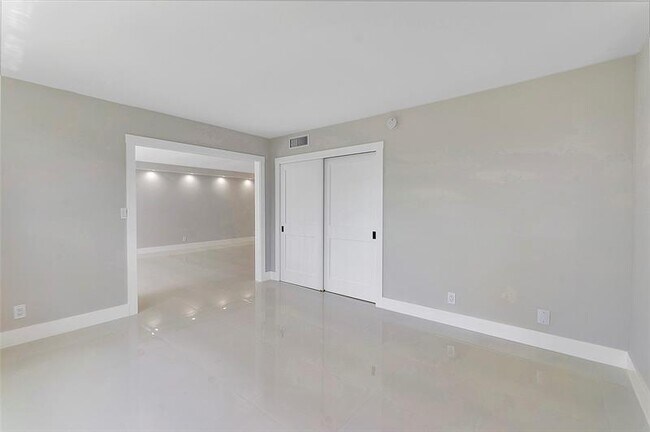 Building Photo - 605 Oaks Dr