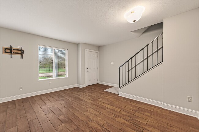 Building Photo - 754 Memorial Mews St