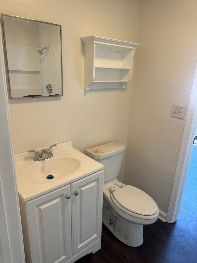 Building Photo - COZY 2/1 HOME MINUTES FROM DOWNTOWN COLUMBIA