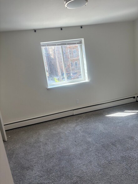 Building Photo - 2424 E Webster Pl