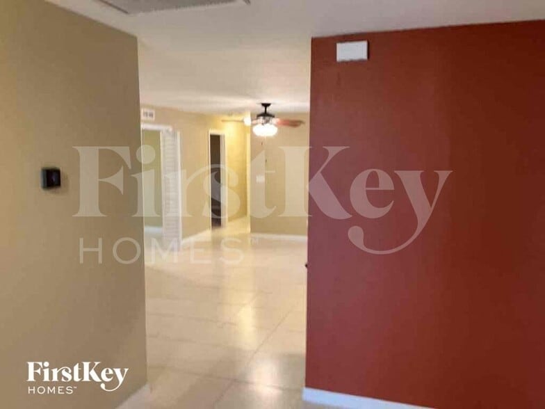 Building Photo - 233 SW 38th St