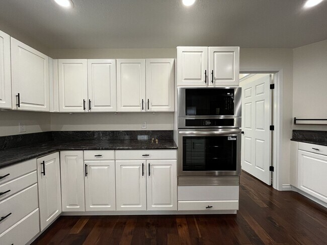 Building Photo - Grand 5 Bedroom Home Featuring 19ft Ceilings, Family Room & Main-Level Suite