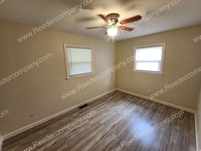 Building Photo - Spacious 3 bedroom 2 bathroom house