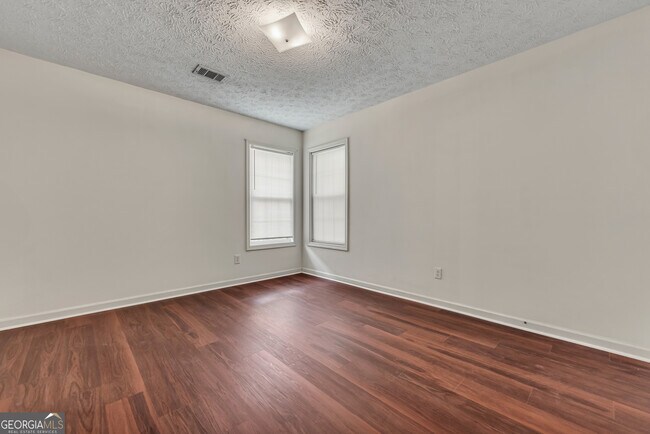 Building Photo - 1510 Twin Manor Dr
