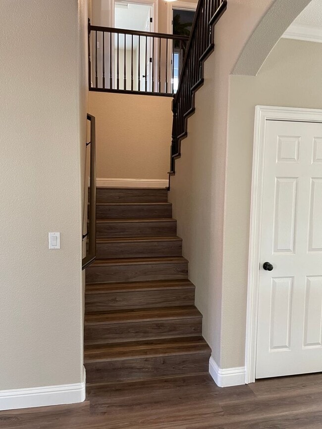 Building Photo - BEAUTIFUL 2-STORY HOME WITH POOL & 3 CAR GARAGE IN ROCKLIN!