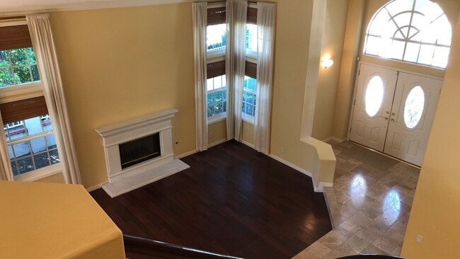 Building Photo - Stunning Sierra Del pro view home!