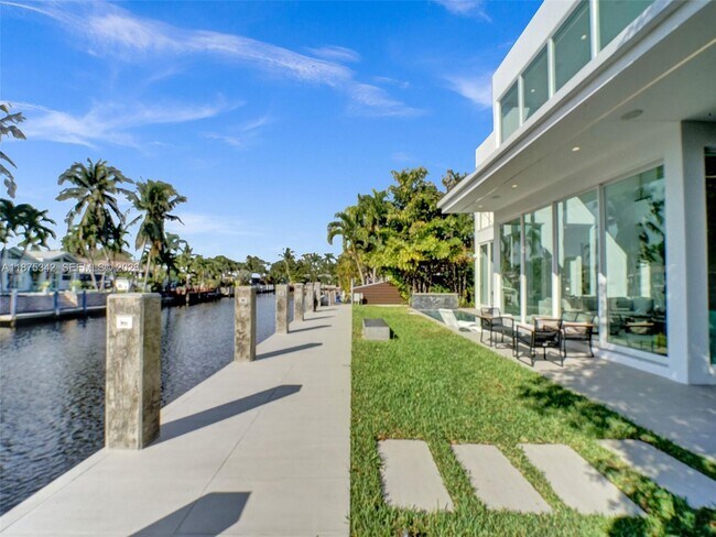 Building Photo - 2217 NE 17th Terrace