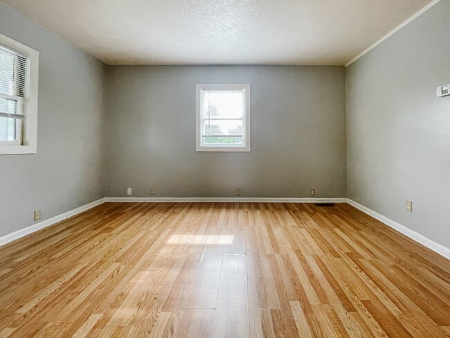 Building Photo - Enclosed Porch