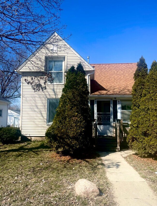 Building Photo - 2 Bed 1 Bath Single Family Home - Includes Garage