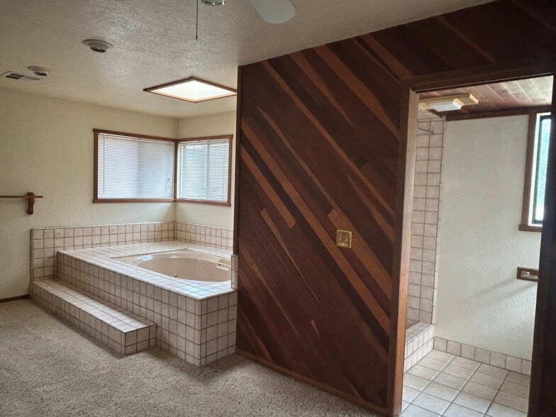 Master bath jacuzzi - 16280 Cattle Dr