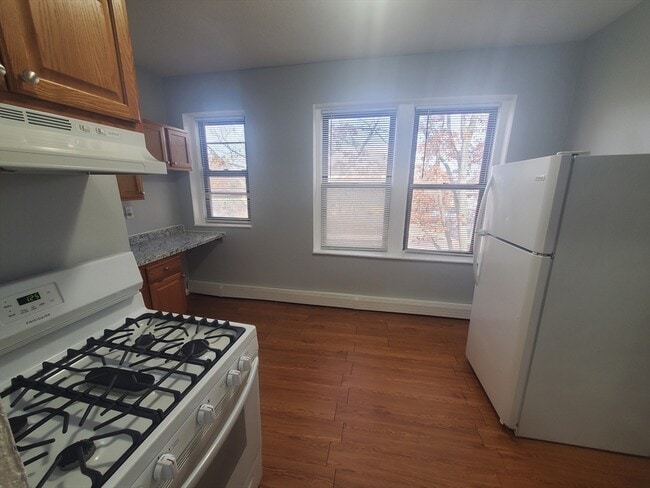 Building Photo - 10 Abbotsford St