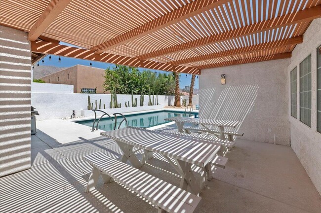 Building Photo - 53245 Avenida Martinez