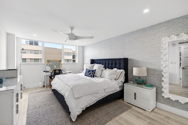 Building Photo - 1236 Hillsboro Mile