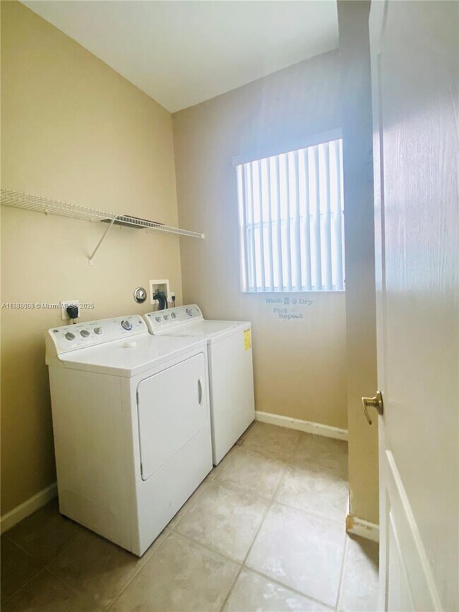 Building Photo - 2247 Portofino Ave