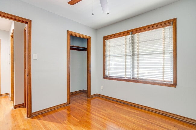 Building Photo - Historic 2 bed, 1 bath Apartment in Covete...