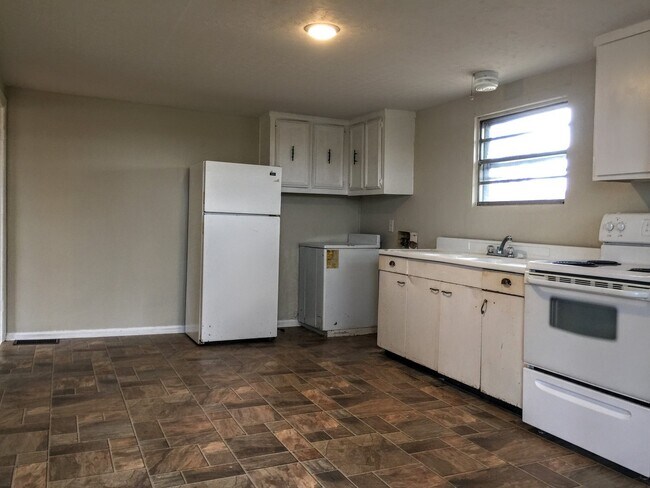 Building Photo - 2 Bedroom