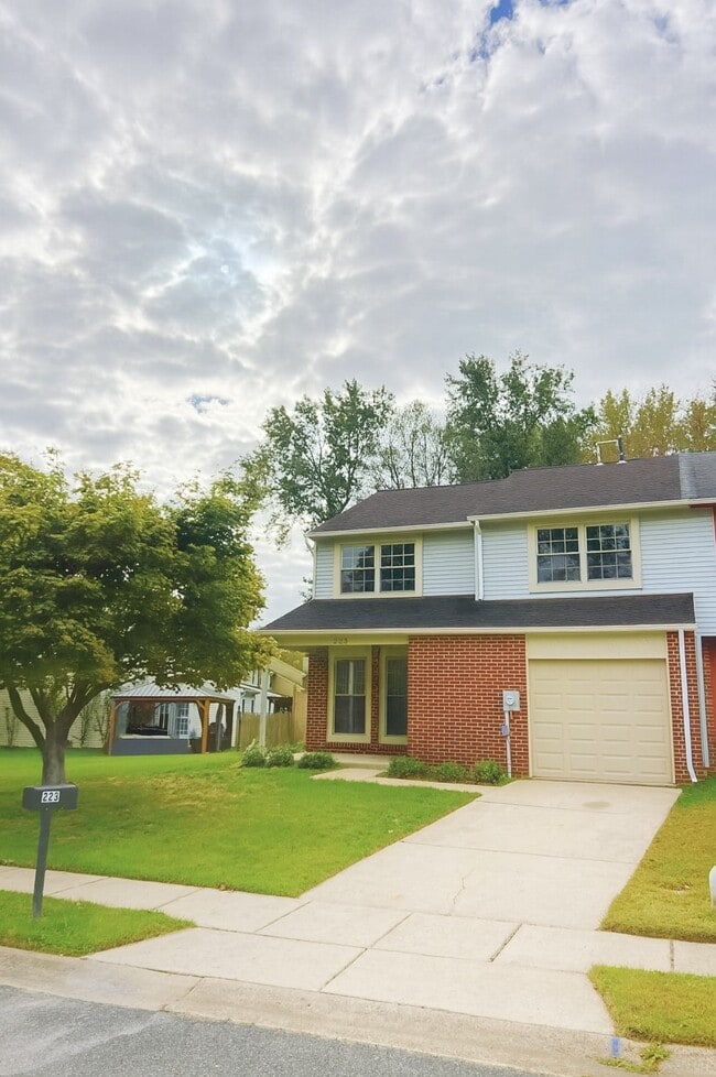 Building Photo - 223 Foxwood Ln