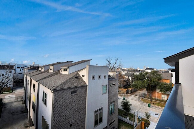 Building Photo - 3409 Hutchins St