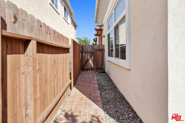 Building Photo - 2020 Penmar Ave
