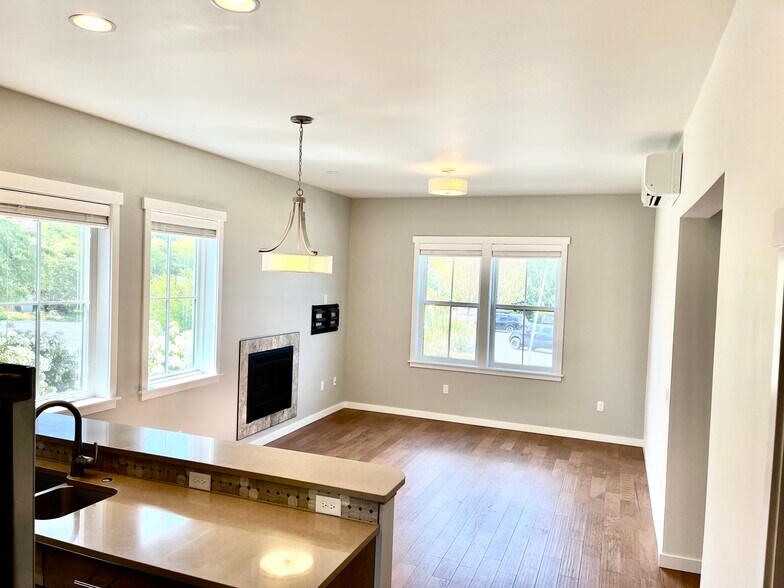 Living Room - 514 Cascade Ave