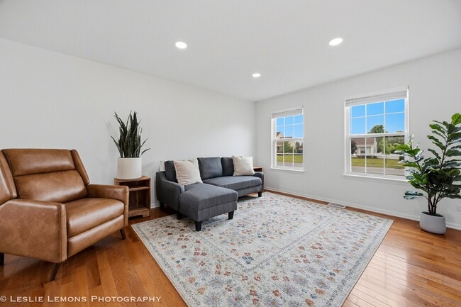 Building Photo - 6816 Twin Falls Dr