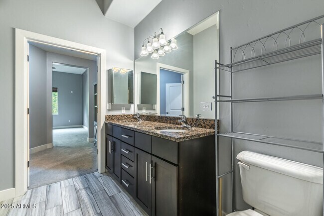 Building Photo - 945 E Playa Del Norte Dr