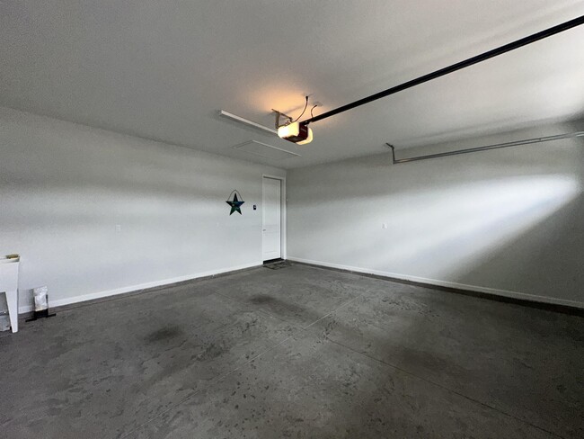 Building Photo - 319 Flip Flop Ct