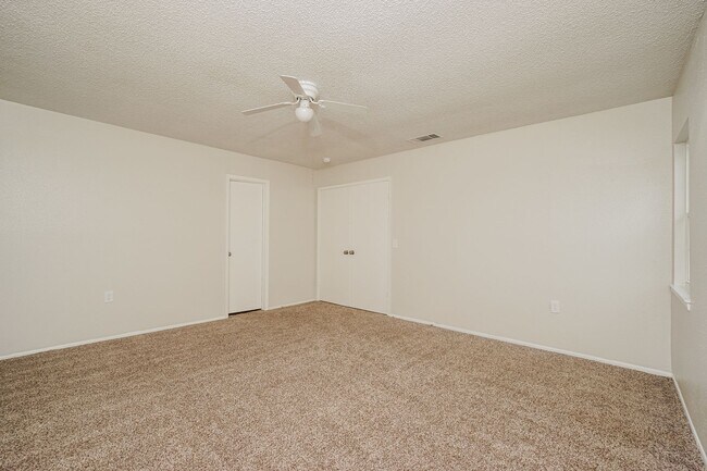 Building Photo - Recently updated-4 Bedroom house located about 11  miles from Randolph Air Force Base