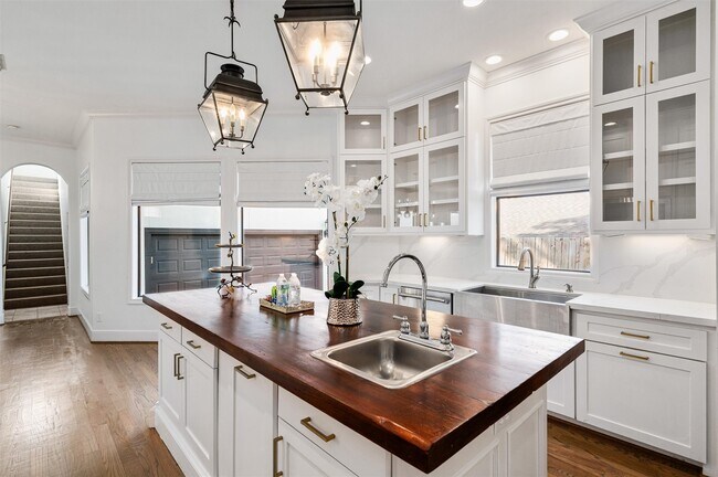 Building Photo - 4523 Maple St