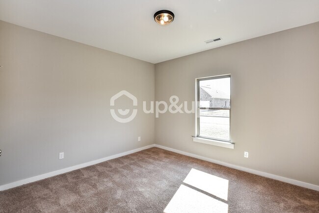 Building Photo - Fantastic 4bd/2ba home! Let yourself in!