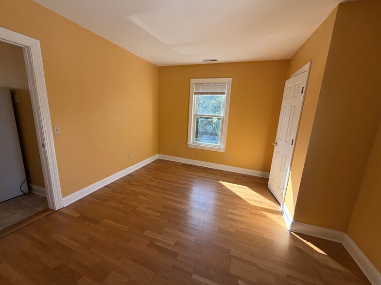 Building Photo - 252 Villa Ave