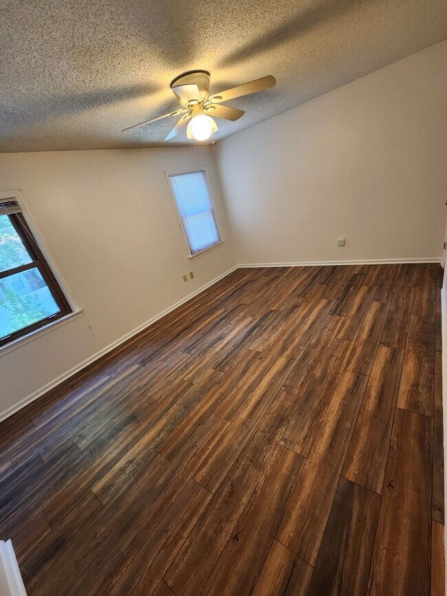 Building Photo - 4 Bedroom Home in Sought Out Neighborhood ...